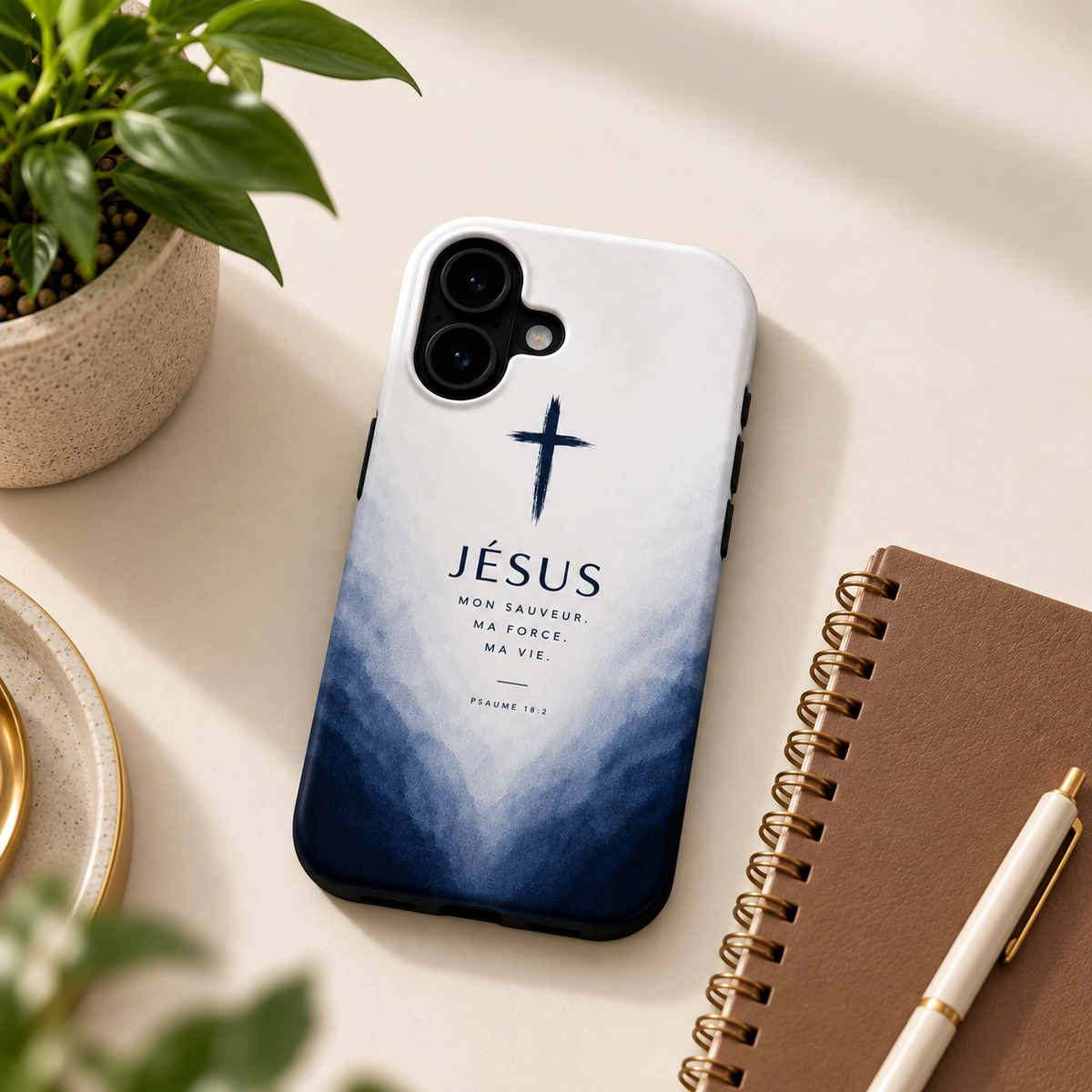 Coque blanche et bleue avec une croix