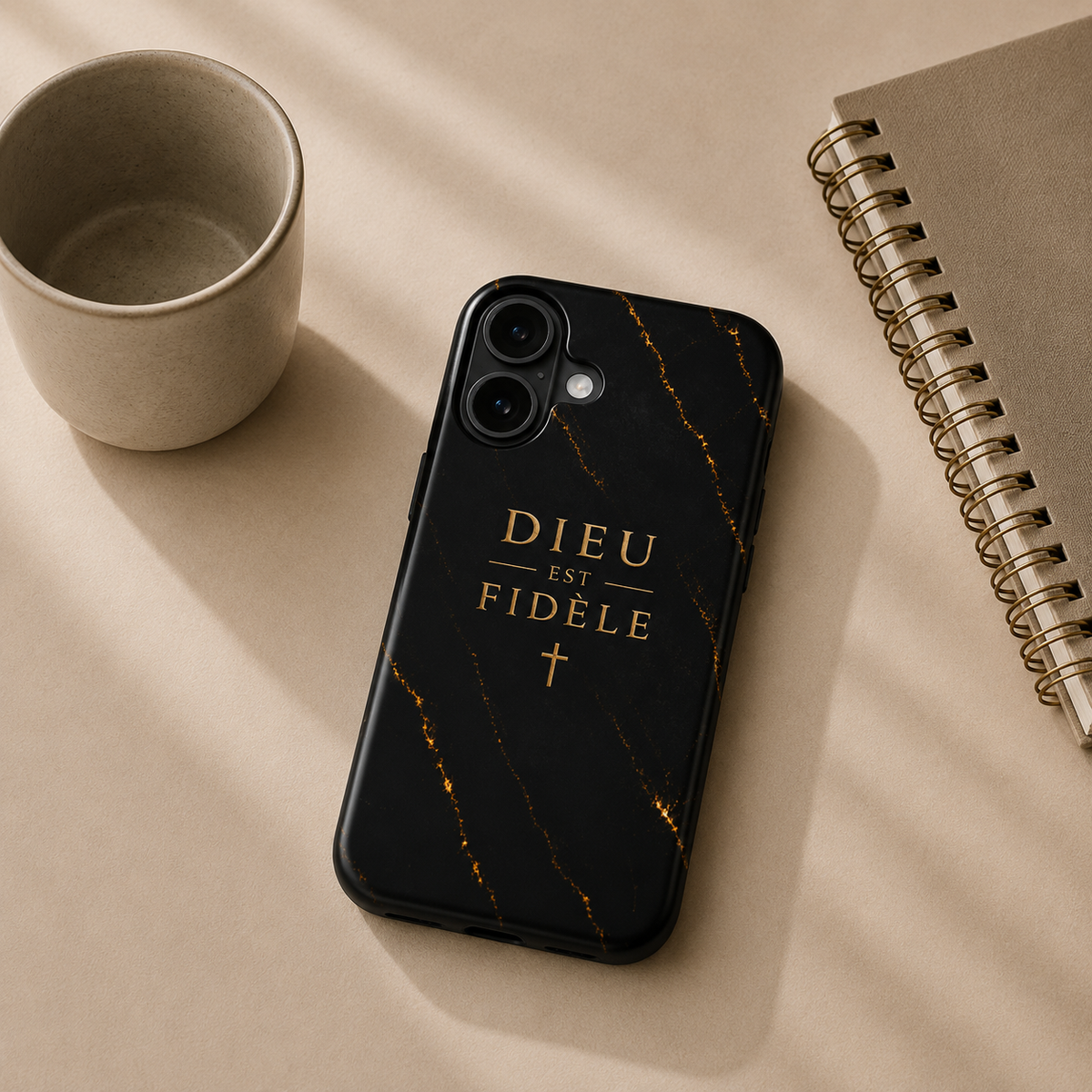 Coque de téléphone avec finition premium, présentée sur un bureau