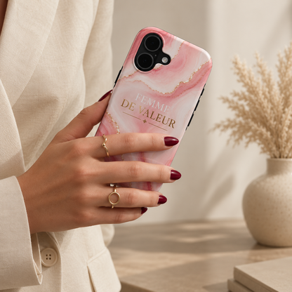 Personne tenant une coque de téléphone