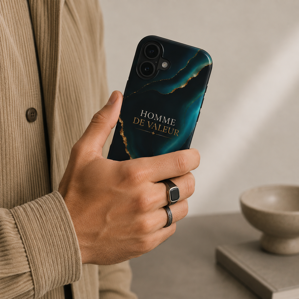 Personne tenant une coque de téléphone